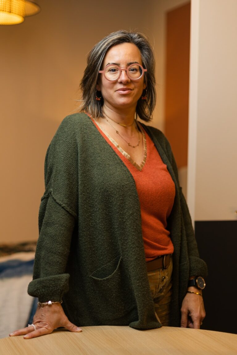 Photographe portrait femme dans un showroom