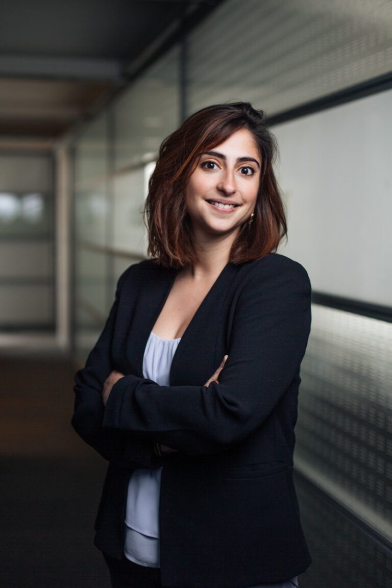 Photographie portrait corporate d'une consultante dans ses bureaux