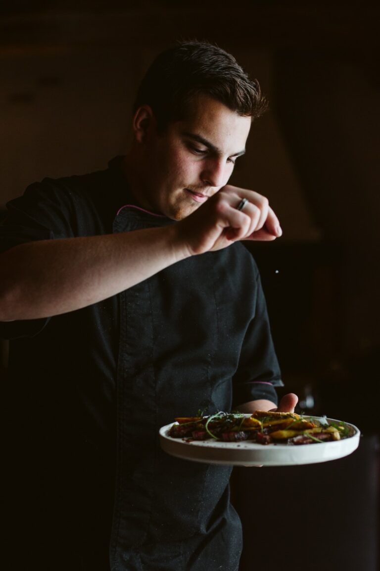 portrait d'un chef dans son restaurant en vendee