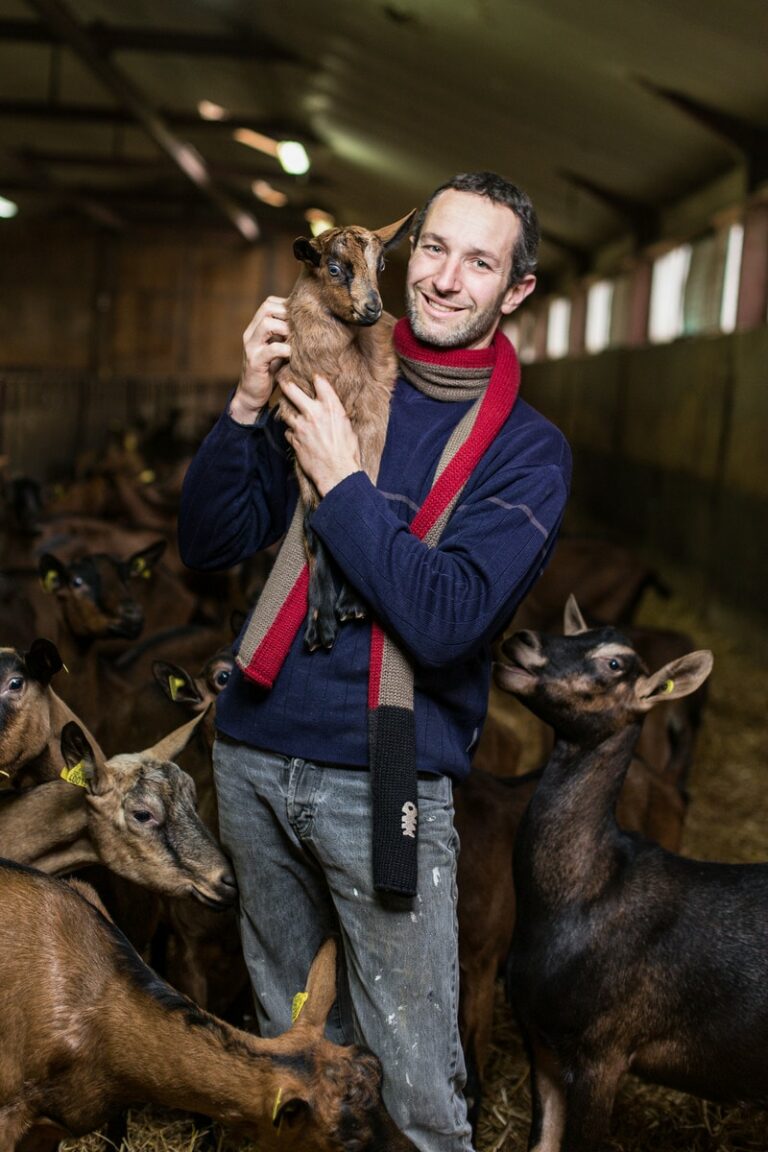 Portrait homme chèvres ferme