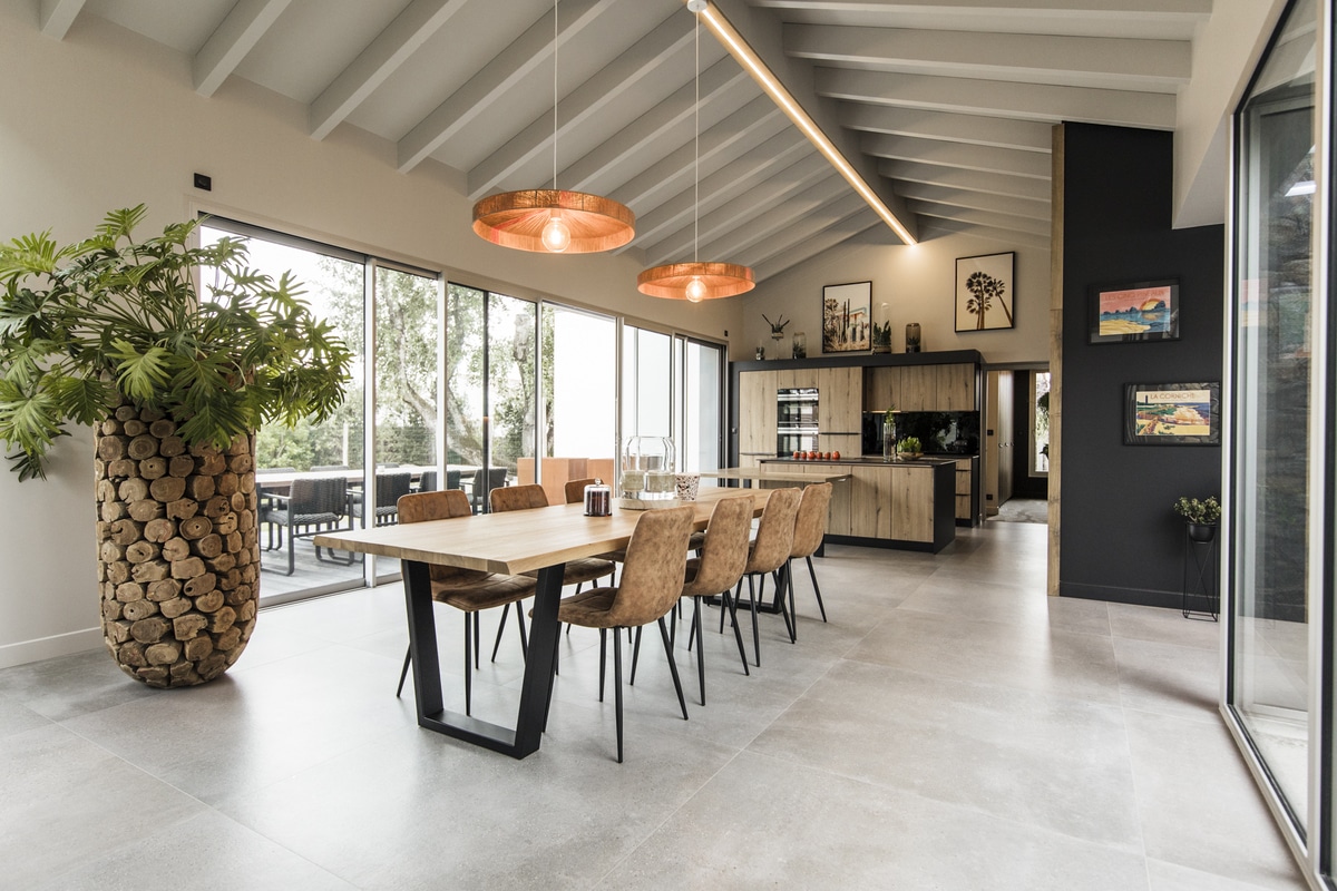 table en bois et cuisine ouverte