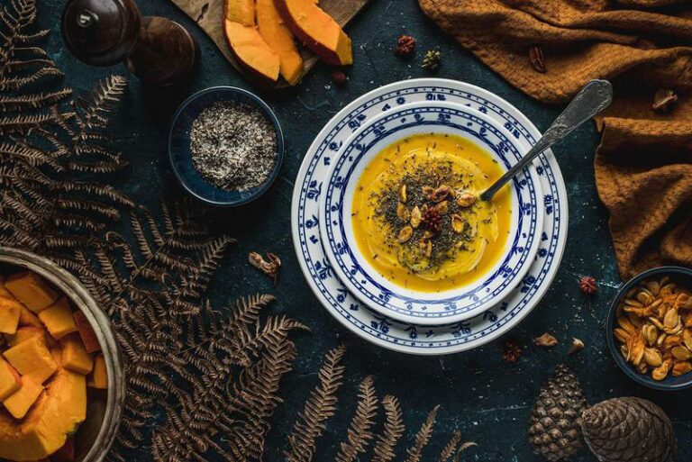 soupe de bottiron avec des pepins et des morceaux entouré de fleur de sel et d'une branche