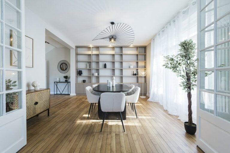 Intérieur lumineux et spacieux d'un salon moderne avec mobilier design et grandes fenêtres, capturé par un photographe immobilier professionnel