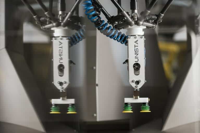 Machines automatisées portant le logo UNISTA en fonction dans une usine high-tech