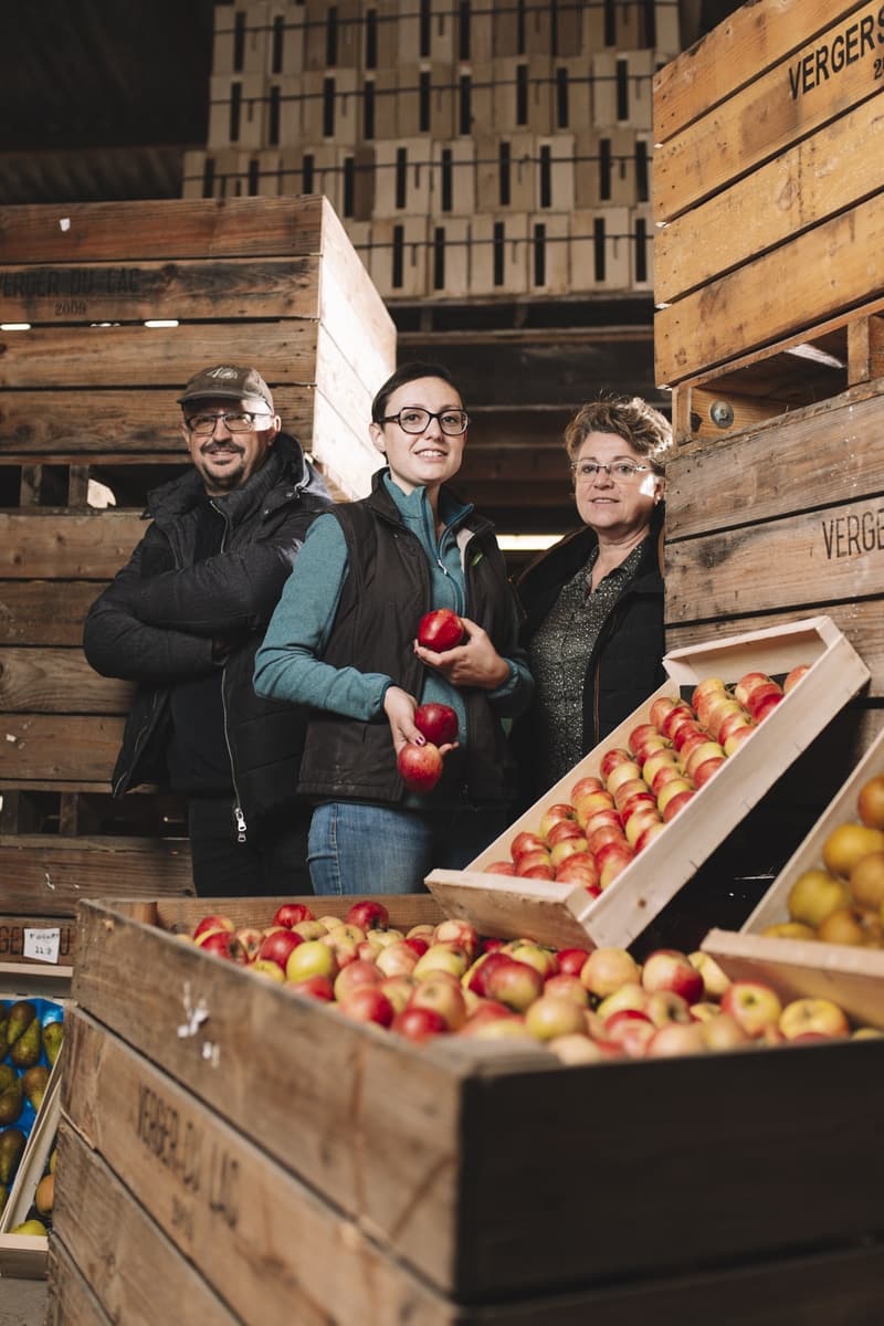 Equipe de maraichers devant des caisses de pommes