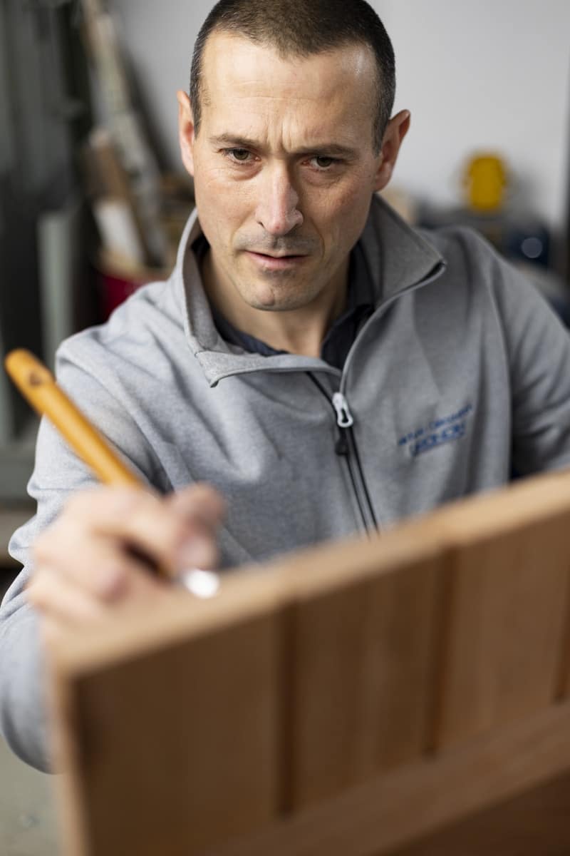 homme étalant de la peinture sur un volet