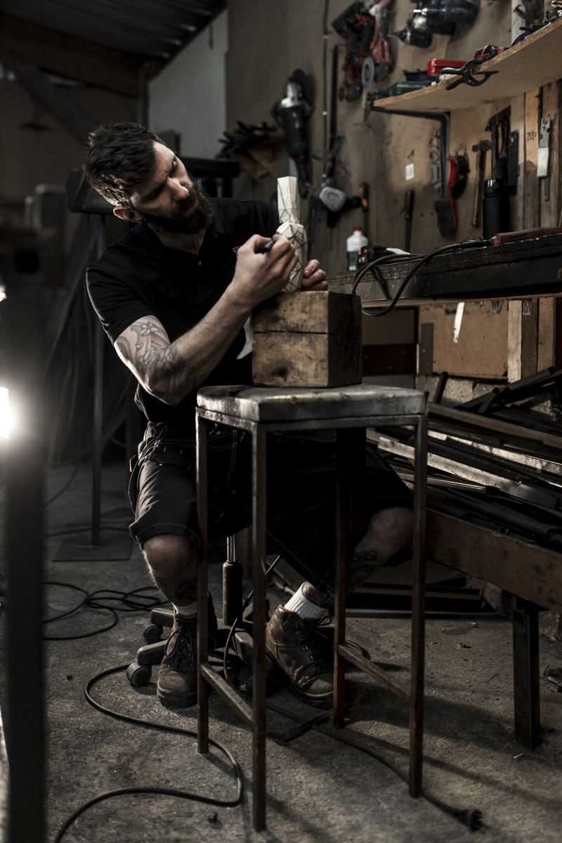 portrait d'un sculpteur réalisant une maquette dans son atelier