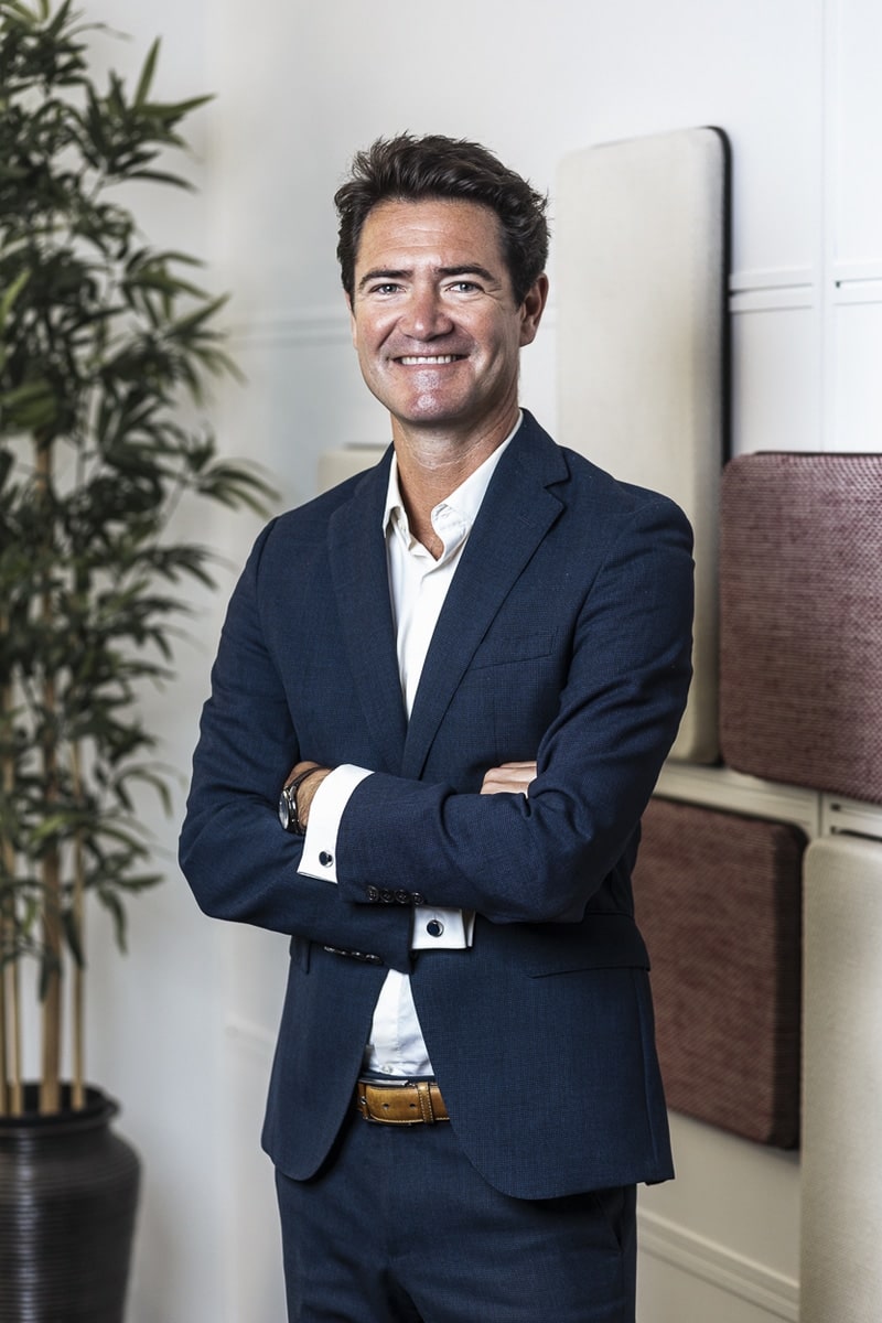 portrait corporate d'un homme dans un bureau