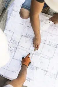Plan de chantier étudié par deux professionnels du bâtiment - Préparation technique sur site à La Barre-de-Monts