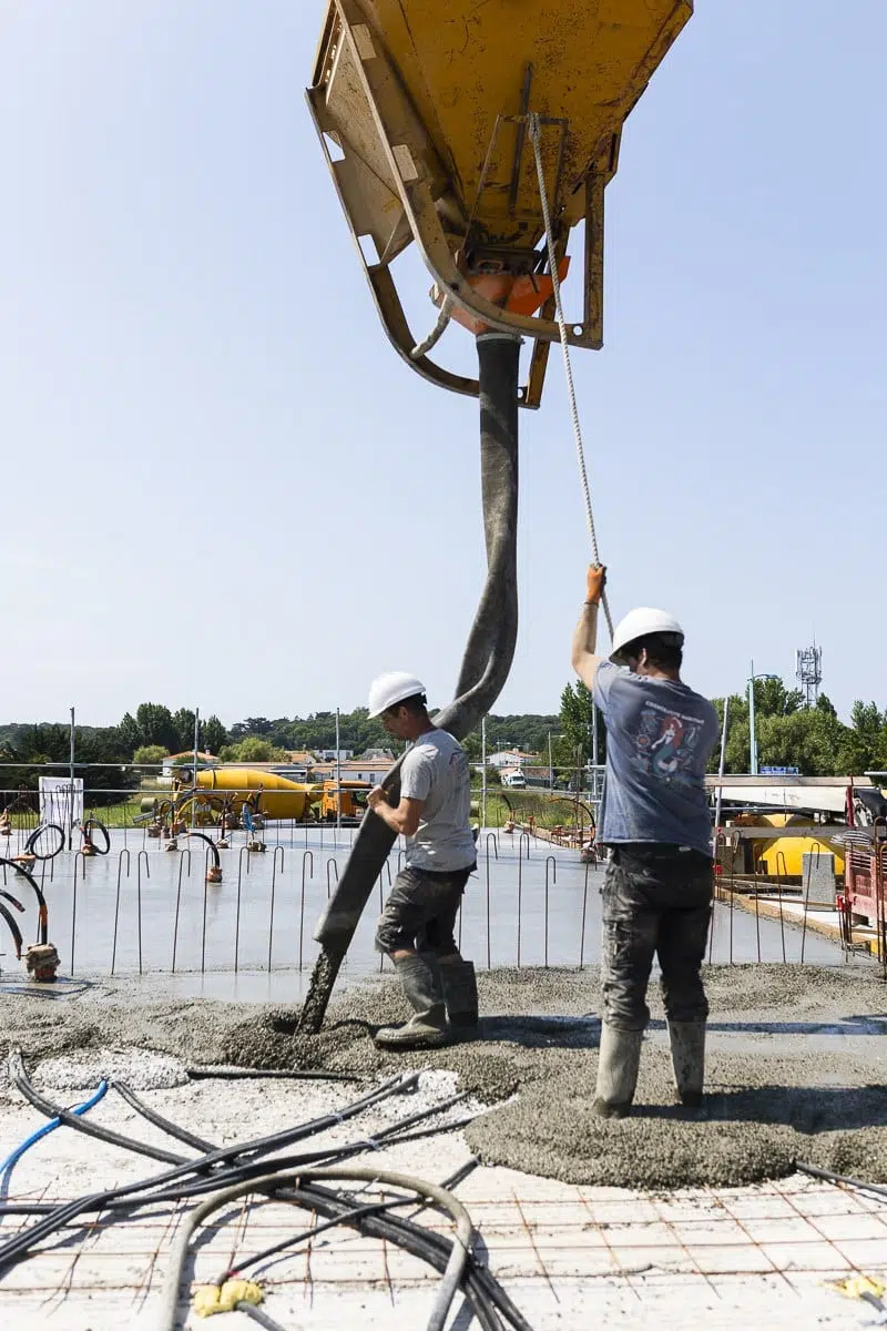 Équipe Chaigneau Guérin Construction en train de couler une dalle à l’aide d’une benne suspendue