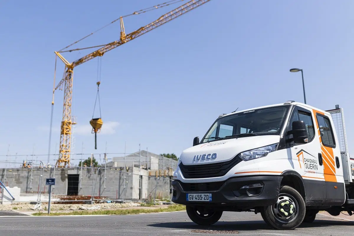 Véhicule utilitaire Chaigneau Guérin Construction stationné devant un chantier en Vendée - Image de marque