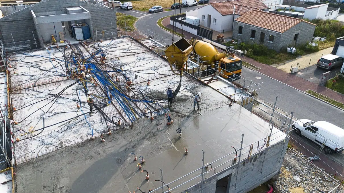 Coulage de béton sur un chantier de construction à La Barre-de-Monts en Vendée - Chaigneau Guérin Construction