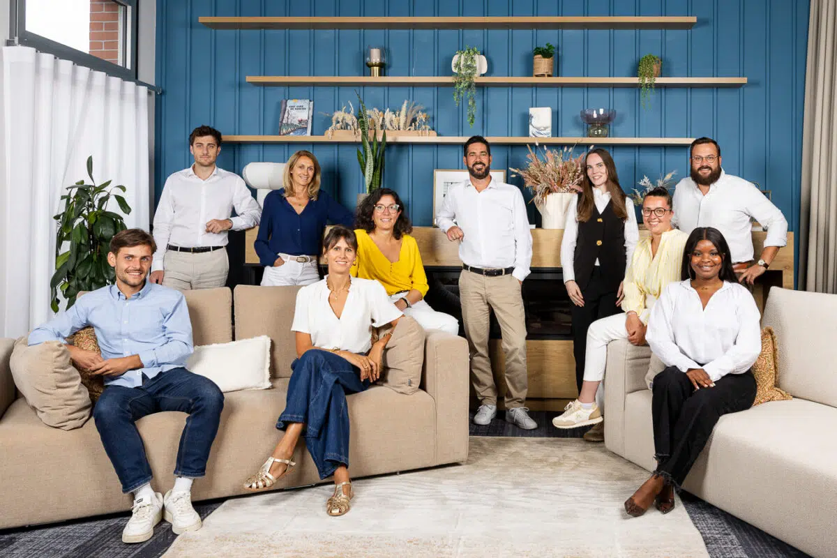 portrait groupe équipe dans leurs locaux