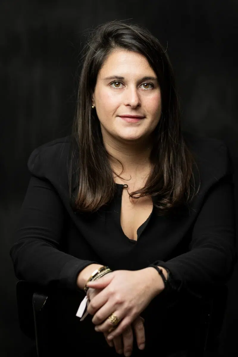 portrait individuelle d'une femme assise en tailleur noire