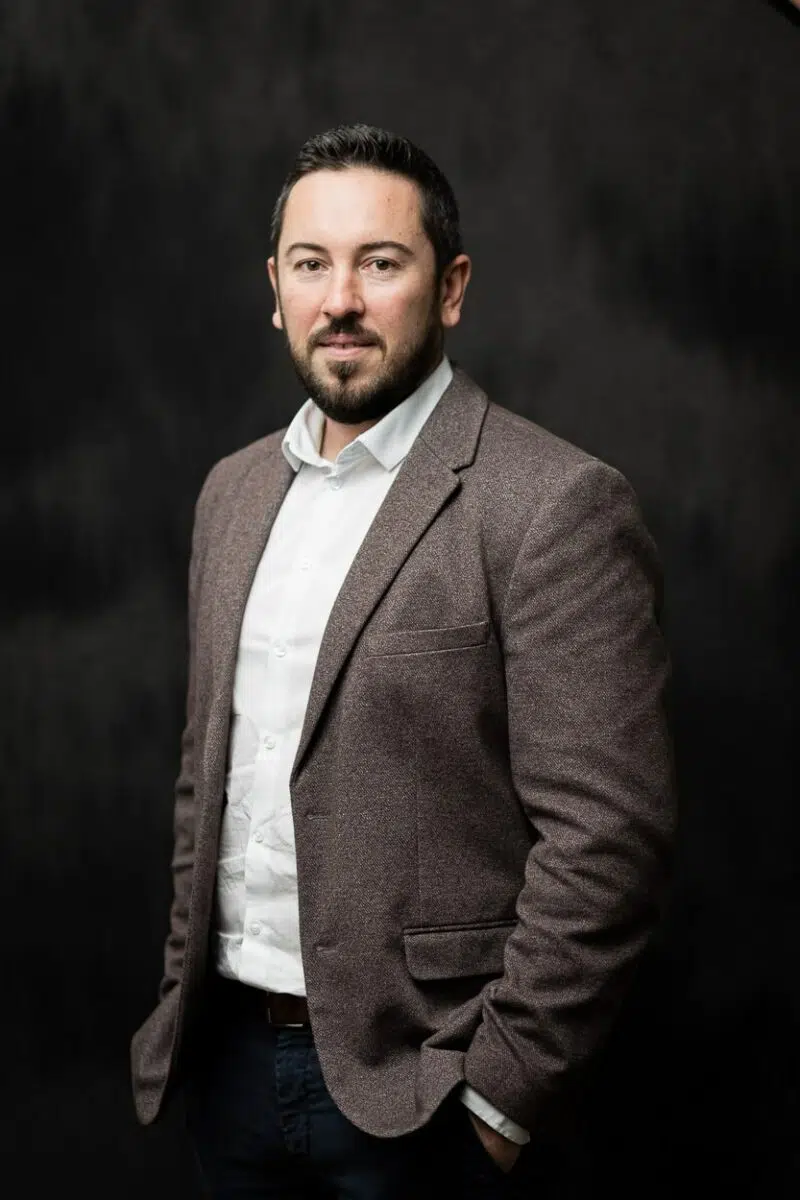 portrait corporate homme avec veste de costume sur fond gris