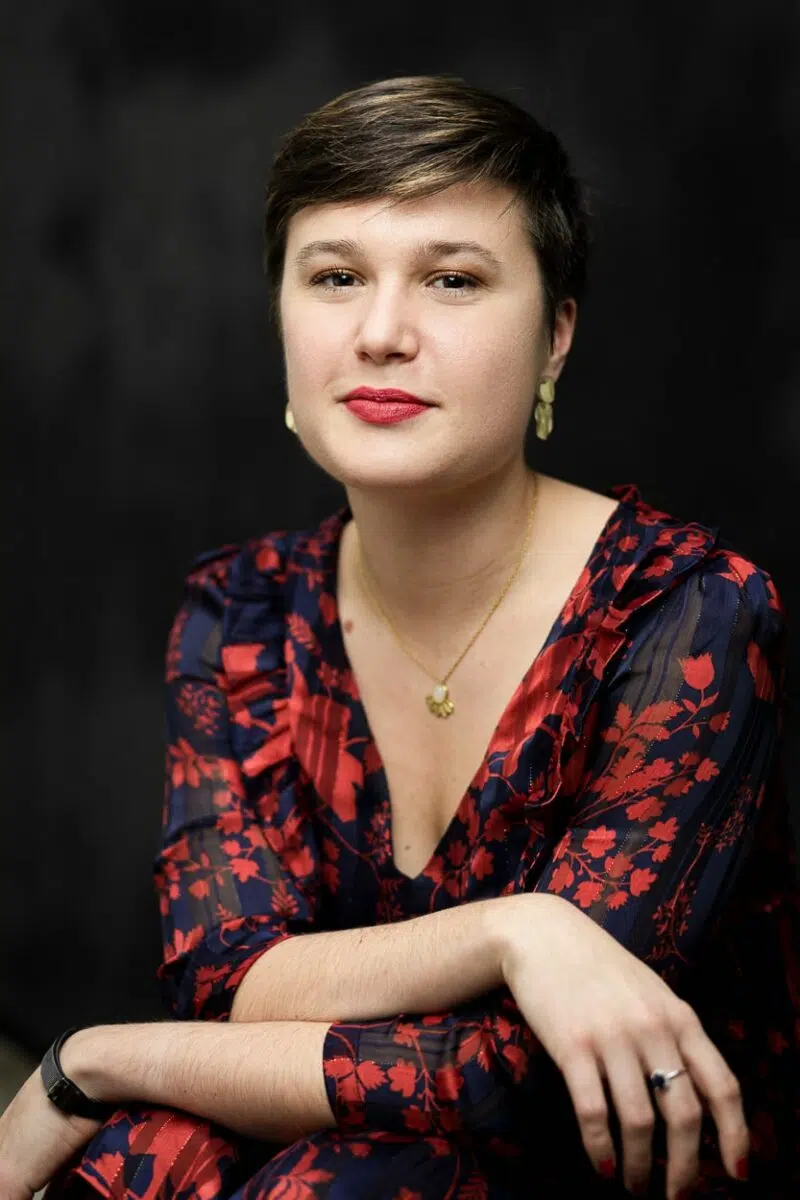 portrait corporate femme en robe a motif rouge à nantes