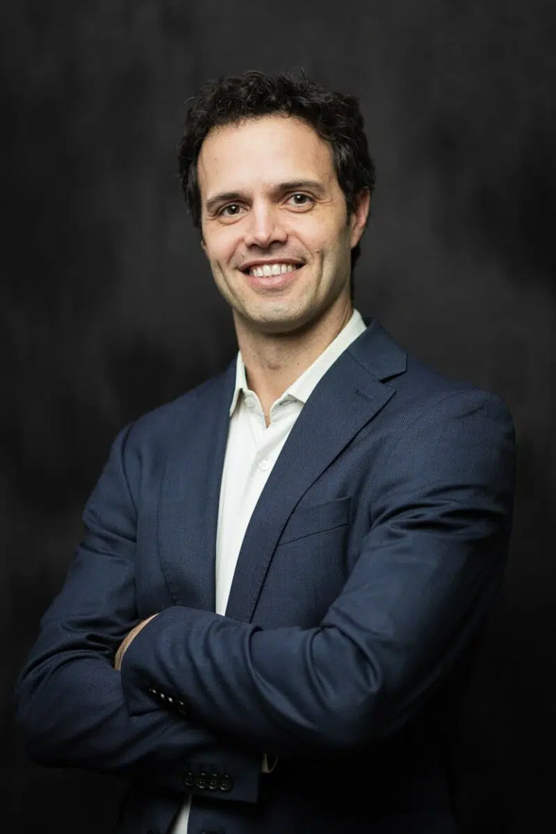 portrait homme en vaste de costume bleu sur fond studio gris