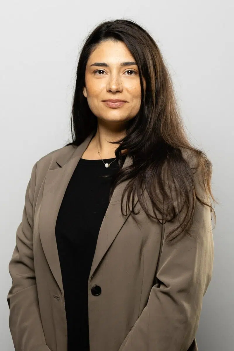 portrait femme en tailleur devant fond blanc