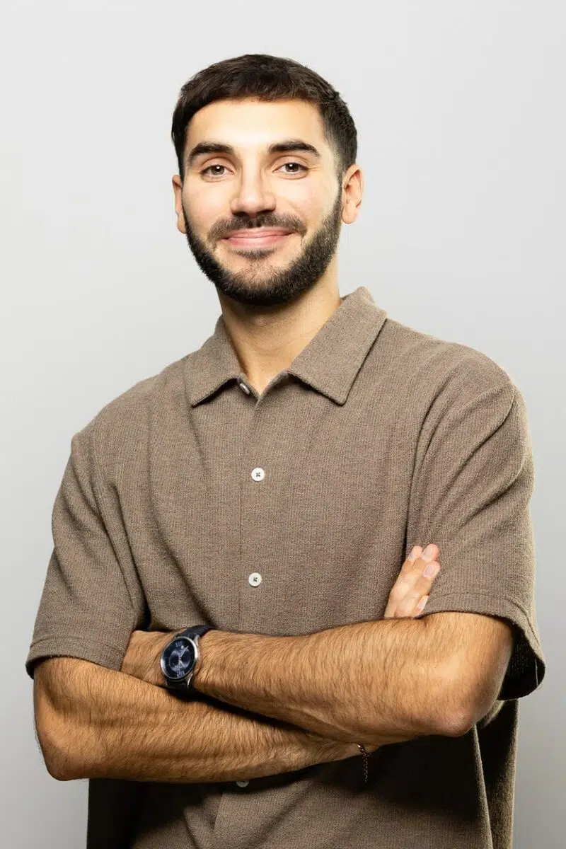 portrait homme bras croisé sur fond blanc