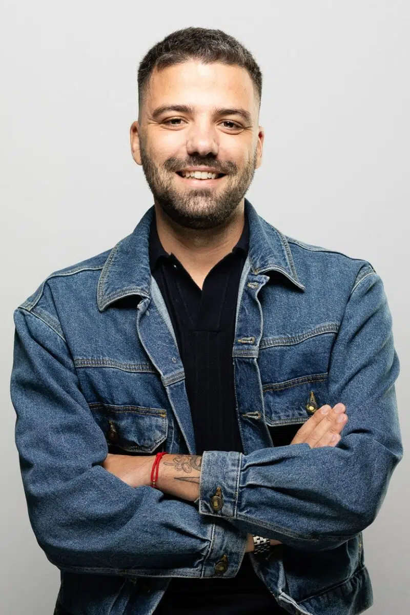 portrait homme en veste en jean devant fond blanc