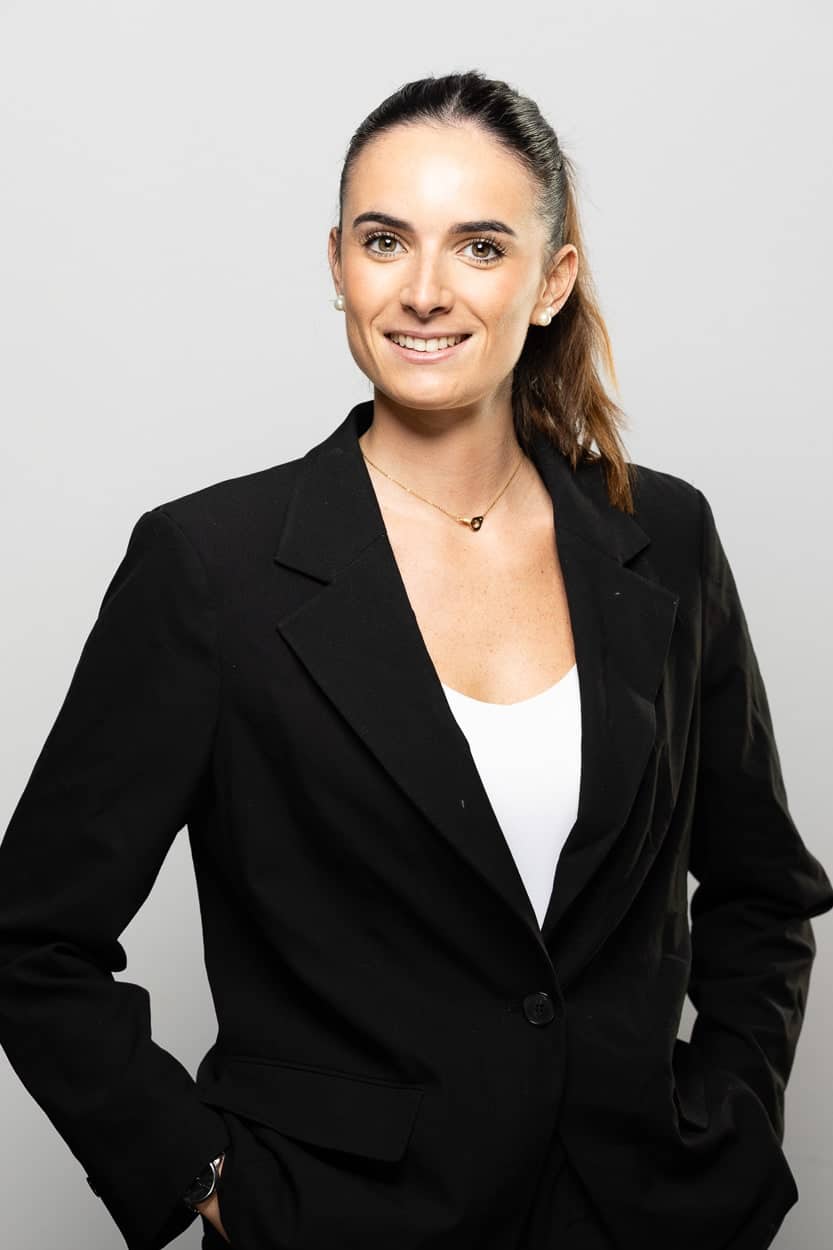 portrait professionel femme en tailleur sur fond blanc