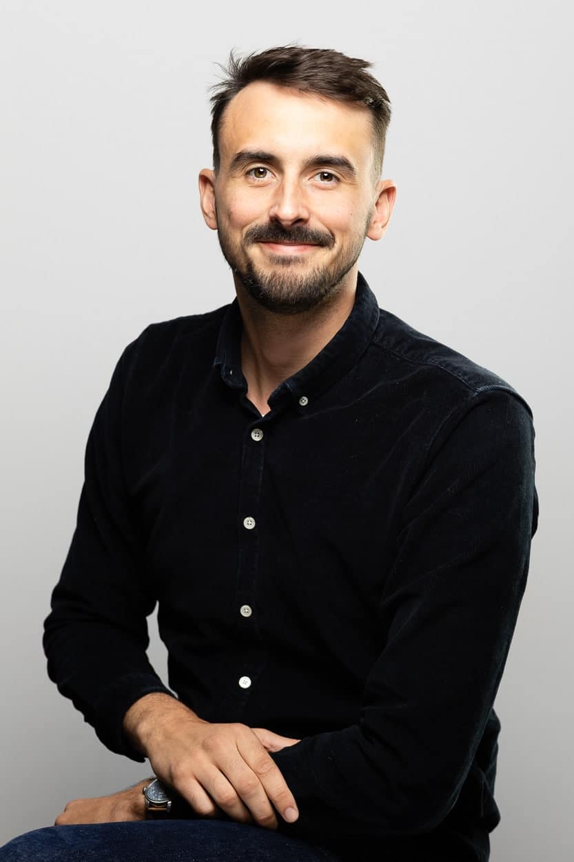 portrait professionel homme en chemise devant fond clair