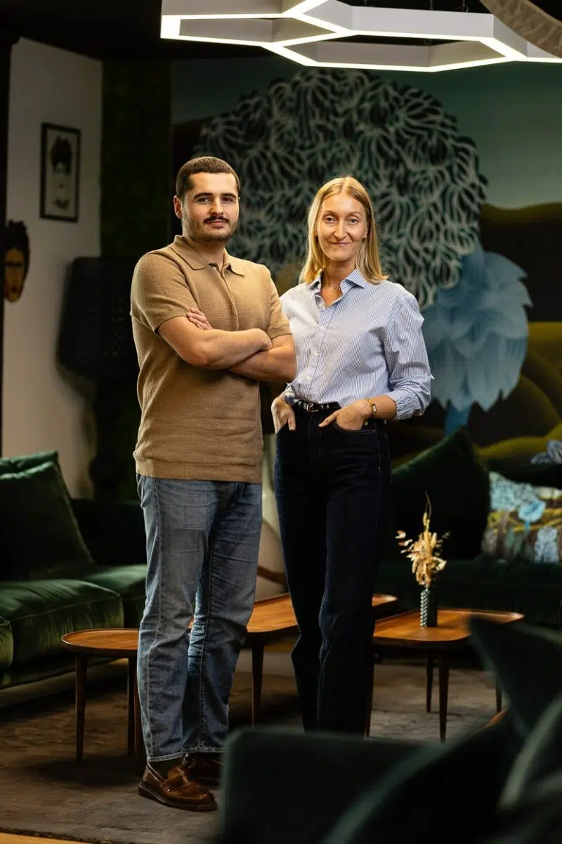 portrait couple dans les locaux d'entreprise