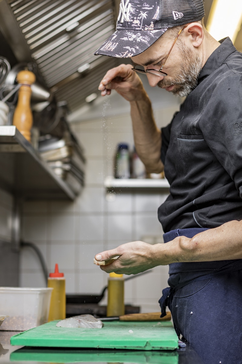 Chef en cuisine, préparant ses plats