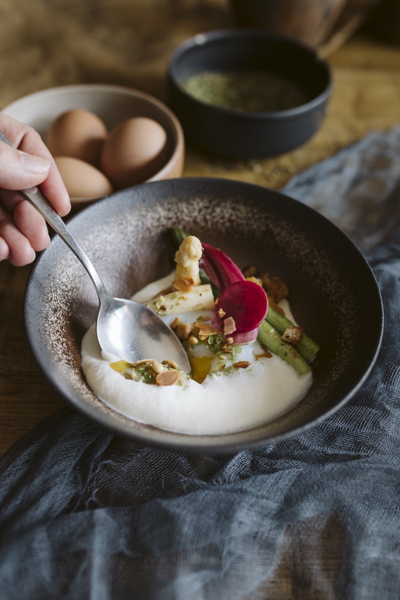 Photo culinaire d'une assiette d'oeuf poché, crème et asperge