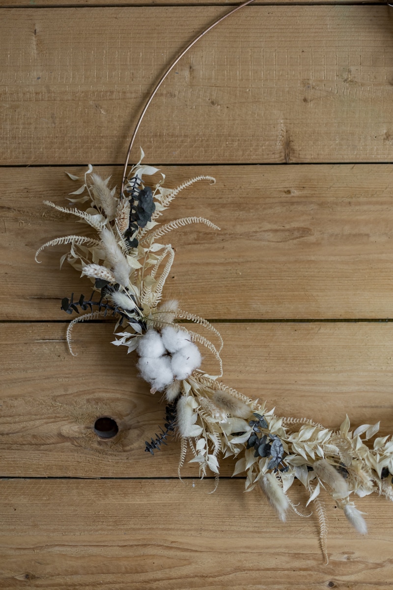 Couronne de fleurs accrochées sur un mur