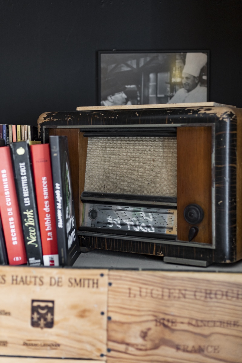 Vieux posto Dio, posé sur une étagère avec des livres devant