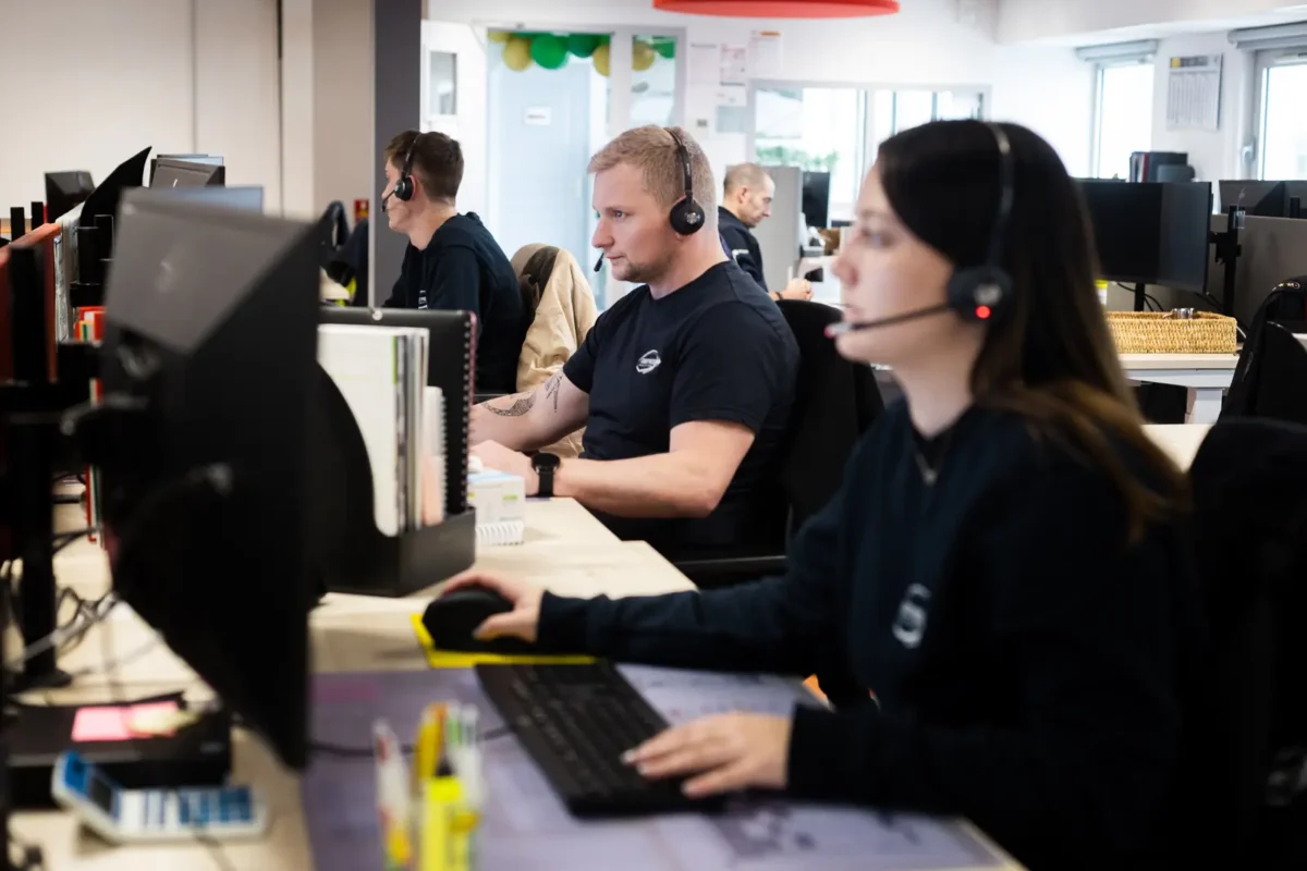 équipe du service client OPAL en open space aux Essarts-en-Bocage