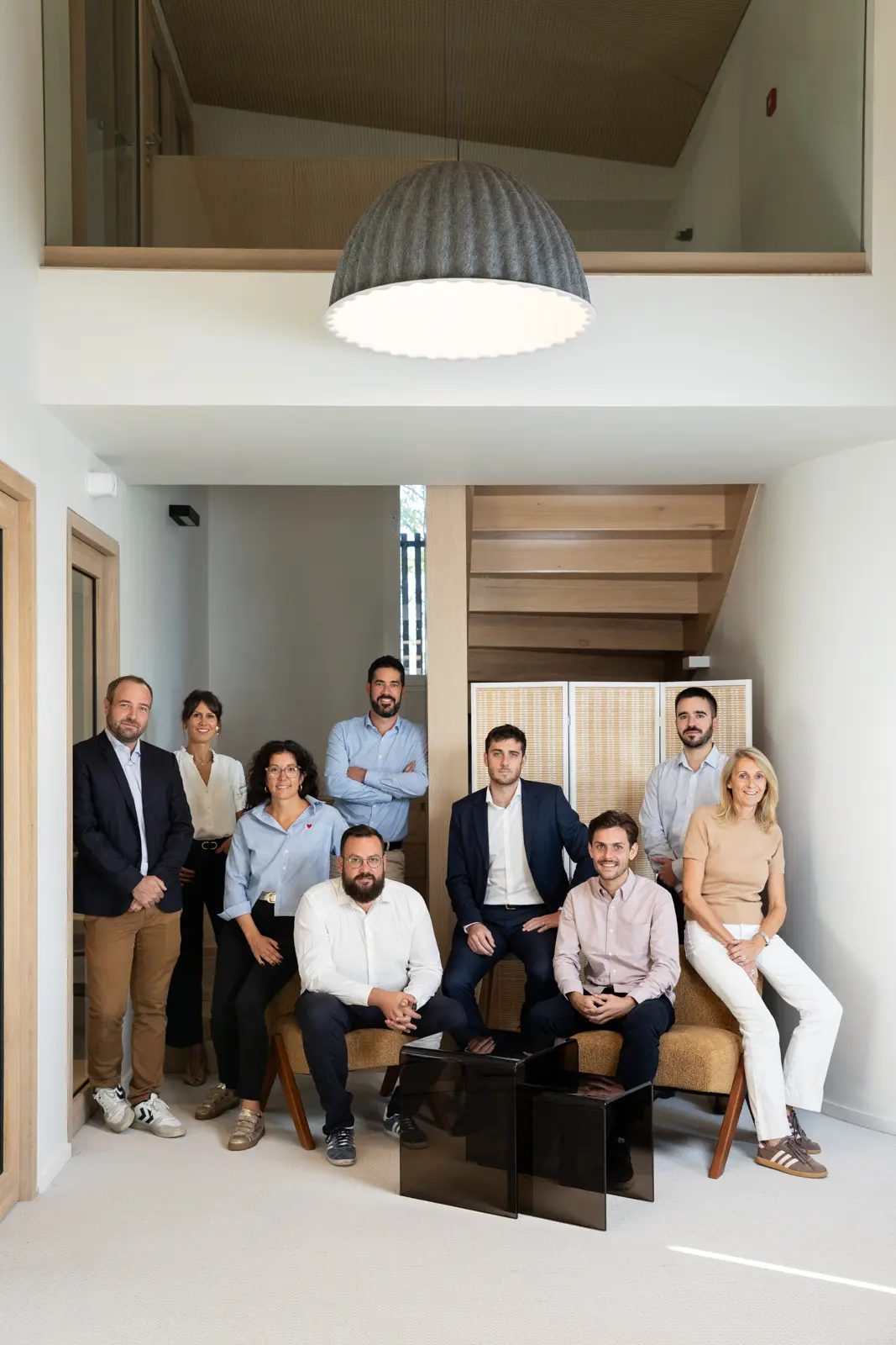 équipe d’Edifice RH en photo de groupe sous une suspension en feutre, mezzanine en arrière-plan, à Nantes